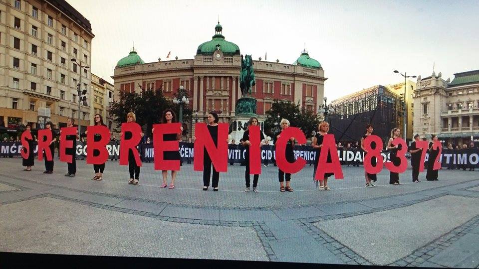 Srebrenica letras rojas