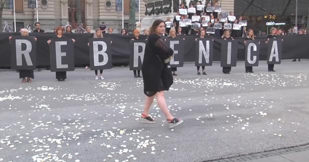 zene-u-crnom-srebrenica-mujer-petalos