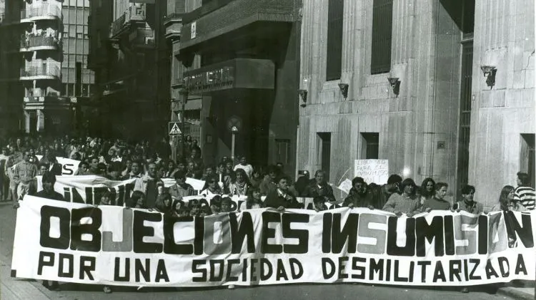 Paz alternativa: una sociedad desmilitarizada. Reclamación en una manidestación a favor de la insumisión en Albacete.